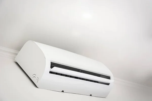Aire Acondicionado Enfriamiento Sistema Fresco Ahorro Energía Fondo Blanco Pared — Foto de Stock