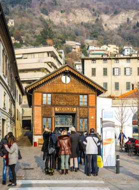 Como, İtalya, 1 Ocak 2016: Como füniküler taşıma sistemi istasyonunda sırada bekleyen turist