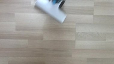 bir elektrikli süpürge kullanarak ahşap zemin temizleme