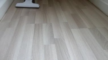 bir elektrikli süpürge kullanarak ahşap zemin temizleme