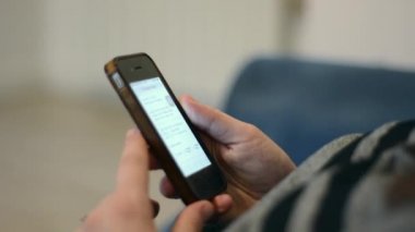 Kadın el cep telefonu dokunmatik ekran kullanma