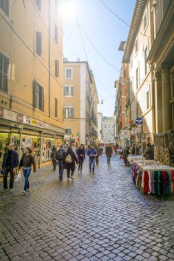 Roma, İtalya, 21 Aralık 2014: İnsanlar ve turistler eski Via dei Baullari Roma, İtalya boyunca yürüyüş