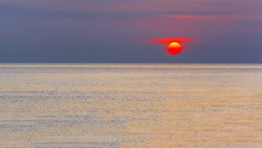 Harika gündoğumu üzerinde sakin bir deniz. Barışçıl ve huzur kavramı