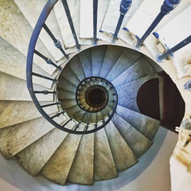 Eski döner merdiven ile mermer merdiven