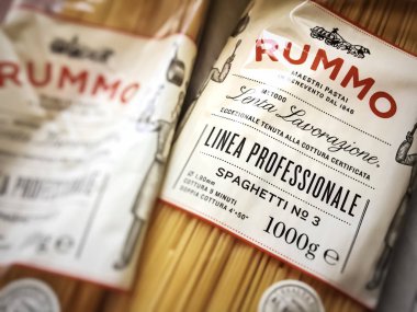 Roma, İtalya, 18th Ağustos 2018: İtalyan markası Rummo tarafından üretilen bir spagetti paketi görünümünü