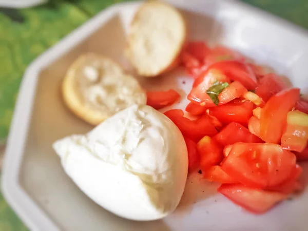 新鲜的意大利 Caprese 沙拉配芝士干酪 西红柿和面包 夏日美食 — 图库照片