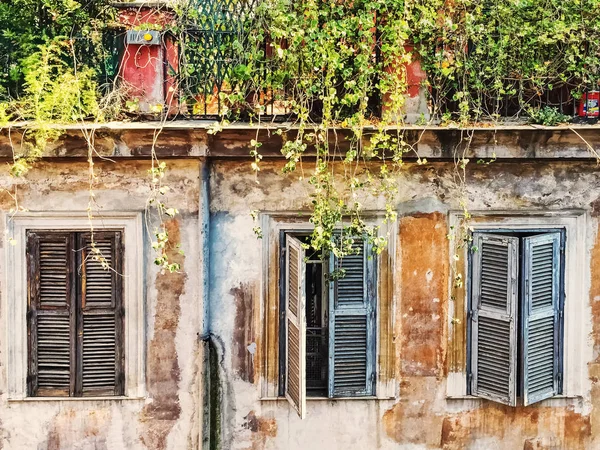 Üç eski pencereler kapalı panjurlar ile. Avrupa mimarisi