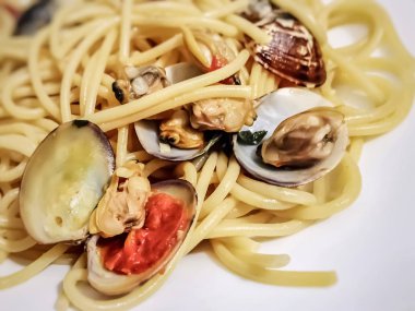 Minik bebek istiridye kabuğu spagetti. Restoran ve sağlıklı gıda kavramı