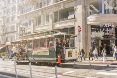 San Francisco, Ca, Usa, 21st Ekim 2016: Powell Hyde teleferik sistemi taşımacılığında güneşli bir gün San Francisco zevk turist