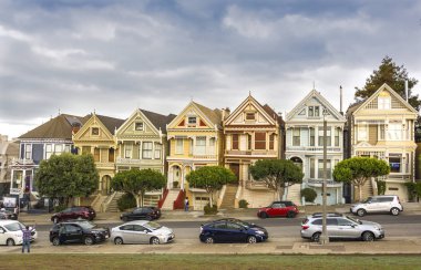 San Francisco, Ca, Usa, 26th Ekim 2016: Dünya ünlü boyalı bayanlar Viktorya evlerde Alamo Square Park, San Francisco, California