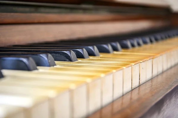 Eski Yıkık Piyano Tuşlarının Yakından Görmek — Stok fotoğraf