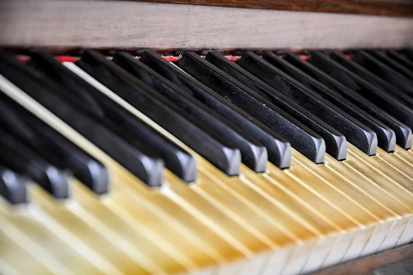 Vista Cerca Las Teclas Antiguo Piano Ruinas —  Fotos de Stock