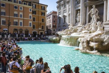 Roma, İtalya, 25th Mart 2017: ünlü Trevi Çeşmesi anıt gelen turist parlak güneşli bir günde Roma'da zevk