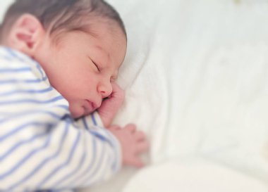 Yeni doğan bebek huzur içinde uyuyor. Çocukluk ve masumiyet kavramı