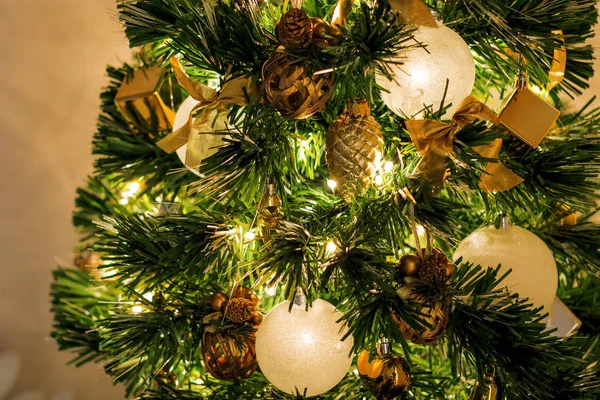 白いボール 金色のリボンで飾られたクリスマス ツリーのクローズ アップ ビュー — ストック写真