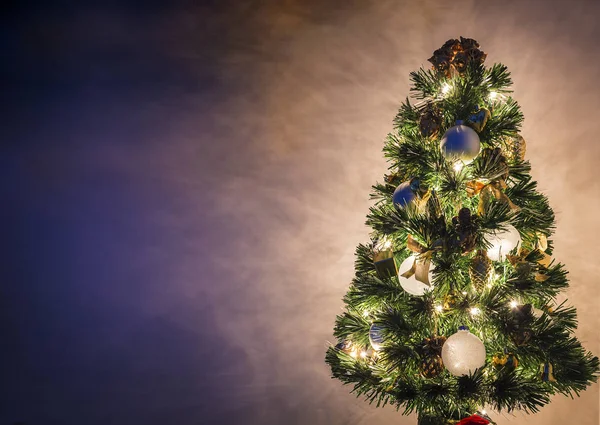 Ένα Χριστουγεννιάτικο Δέντρο Διακοσμημένο Λευκές Μπάλες Και Χρυσά Κορδέλες Γκρο — Φωτογραφία Αρχείου