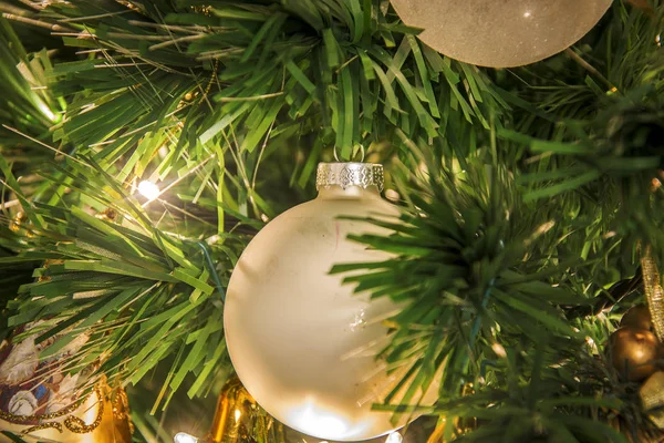 Vista Cerca Árbol Navidad Decorado Con Bolas Blancas Cintas Doradas —  Fotos de Stock