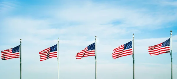 Grupo Cinco Banderas Americanas Ondeando Viento Concepto Patriótico — Foto de Stock