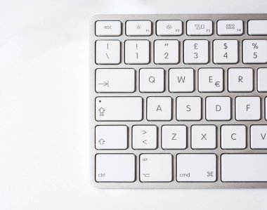 Ayrıntı yukarıdan beyaz tuşlar manzaralı modern alüminyum bilgisayar klavye