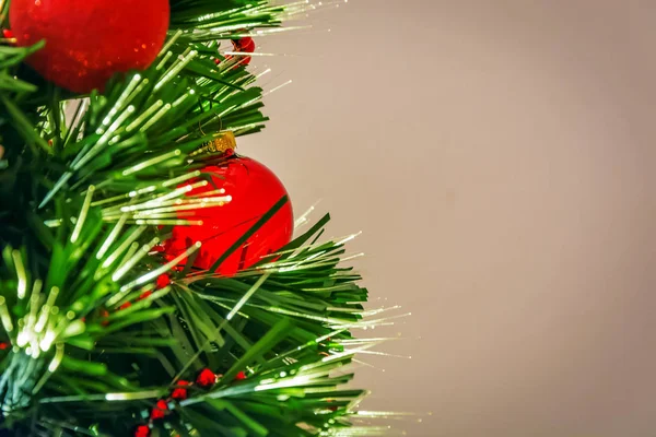 赤のボールで飾られて クリスマス ツリーと Led が点灯 休日と休暇 — ストック写真