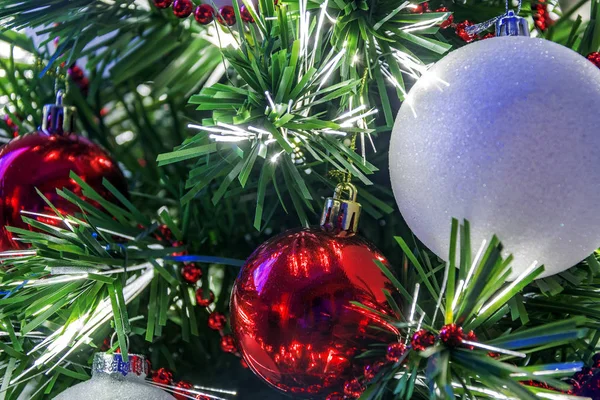 Árbol Navidad Decorado Con Bolas Rojas Luces Led Vacaciones Vacaciones —  Fotos de Stock