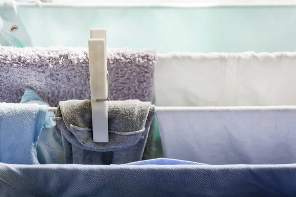 Çamaşırhane Ile Beyaz Bir Plastik Peg Kurutma Clothesline Üzerinde — Stok fotoğraf