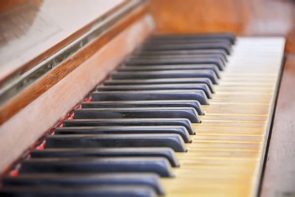 Yandan Görüntülenen Bir Eski Piyano Klavye — Stok fotoğraf