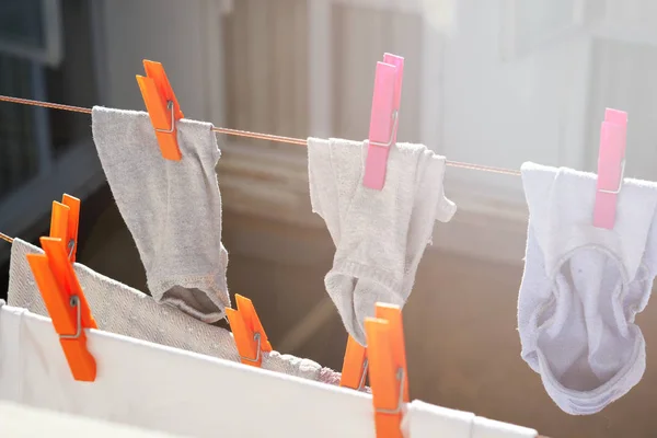 Islak Kıyafetleri Satırındaki Güneşli Bir Kurutma Asılı Clothespins Ile Çorap — Stok fotoğraf