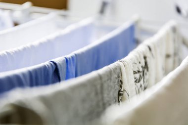 Farklı türde bir yaşında kuru giysiler solda asılı