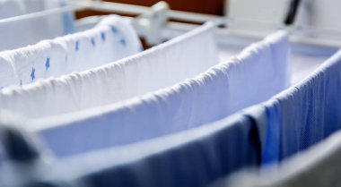 Farklı türde bir yaşında kuru giysiler solda asılı