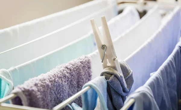 Différents Types Vêtements Laissés Sécher Maintenus Par Une Pince Linge — Photo