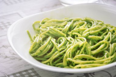 Pesto soslu spagetti, Liguria, İtalya dan orijinal tarifi bir tabak