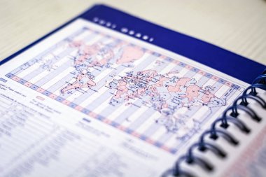 Sayfada, zaman dilimli dünya haritasıyla birlikte sarmal günlük açılıyor. İş ve dünya seyahati