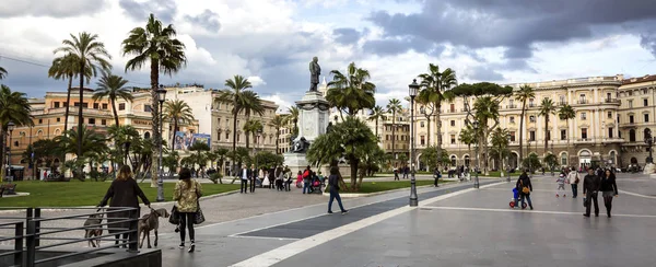 Ρώμη Ιταλία Φεβρουαρίου 2017 Ανθρώπους Που Περπατούν Στην Piazza Cavour — Φωτογραφία Αρχείου