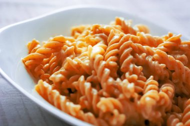 Kırmızı domates soslu bir tabak fusilli makarna. İtalyan mutfağı