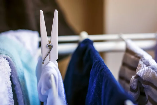 Eine Weiße Wäscheklammer Hängt Einem Wäscheständer Wäschetrocknen — Stockfoto