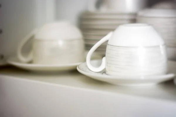 Dekorierte Kaffeetassen Einem Regal Einer Weißen Speisekammer Aufbewahrt Innenaufnahmen — Stockfoto