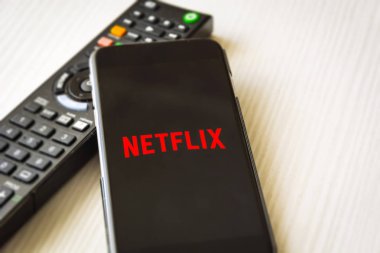 Cep telefonu ile Netflix logo perde