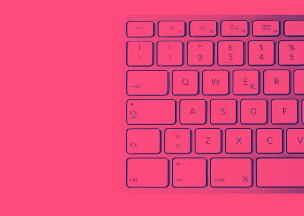 Detail Modern Aluminum Computer Keyboard White Keys View Pink Purple — Stock Photo, Image