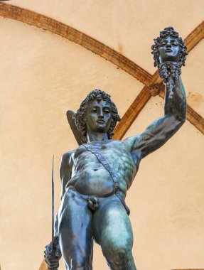 Benvenuto Cellini Floransa, İtalya tarafından yapılan Medusa kesik baş tutan Perseus bronz heykeli