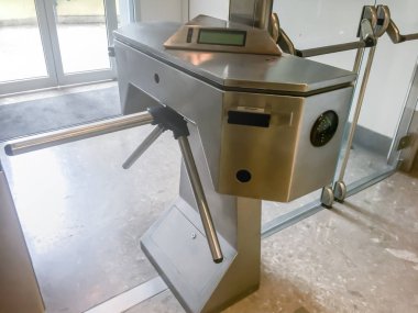 Bir ofisin girişinde metal turnike
