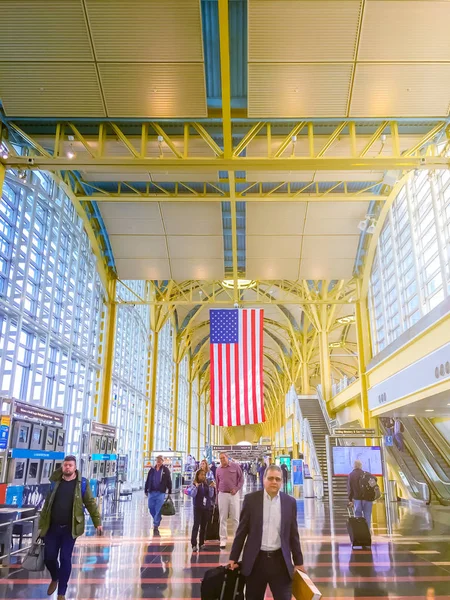 Turistas y hombres de negocios caminando dentro del aeropuerto Ronald Reagan de Washington D.C. —  Fotos de Stock