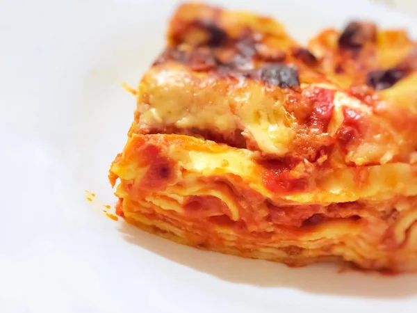 Närbild av en del av hemmagjord lasagne. — Stockfoto