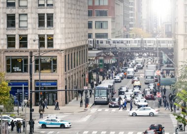 Monroe Street Chicago finans bölgesinde yoğun saatlerde Michigan Avenue ile kavşakta
