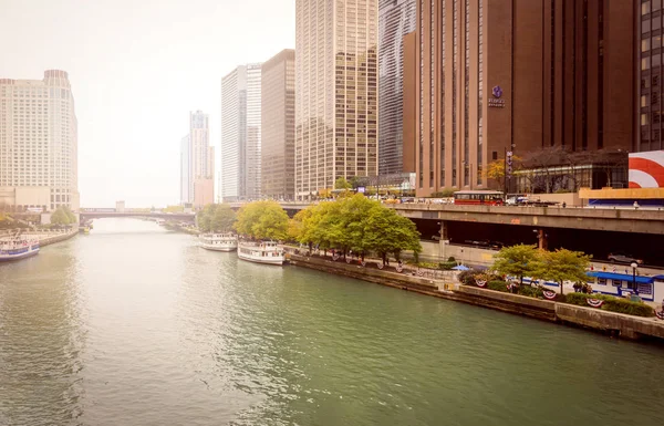 유명한 시카고 강 산책로의 전망 — 스톡 사진