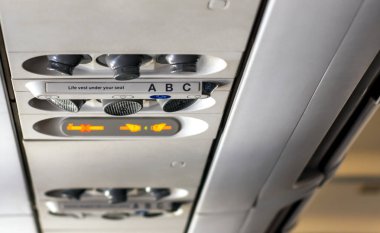 Bir uçağın uçuş kabini içinde kontrol paneli