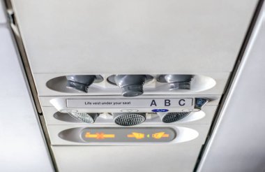 Bir uçağın uçuş kabini içinde kontrol paneli