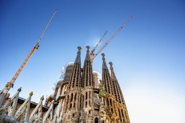 Barselona'daki ünlü Sagrada Familia kilisesinin Doğuşu cephesi
