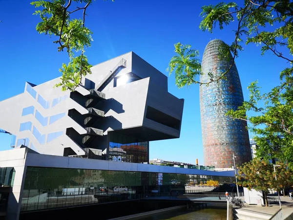 Disseny Hub Barcelona müzesi (Barselona tasarım müzesi) ve Agbar kulesi güneşli bir günde