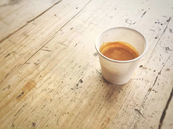 Engångs återvunnet papper kopp med kaffe — Stockfoto